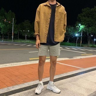 Comment porter un short vert menthe quand il fait chaud