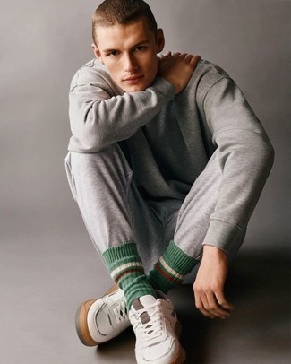 Comment porter des chaussettes vert menthe pour un style relax