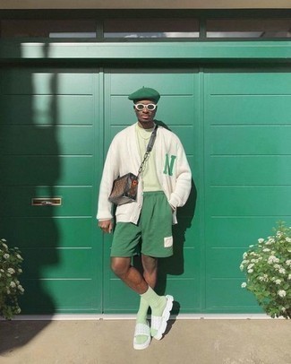Comment porter des chaussettes vert menthe pour un style relax