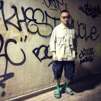 Comment porter des chaussettes vert menthe pour un style relax