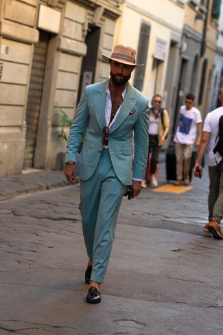 Comment porter un costume vert menthe quand il fait chaud