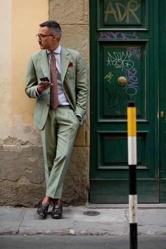 Comment porter un costume vert menthe quand il fait chaud