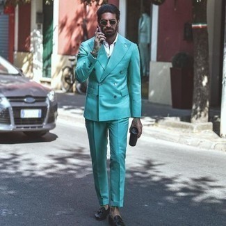 Comment porter un costume vert menthe quand il fait chaud