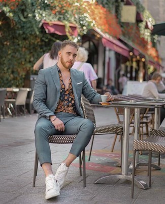 Comment porter un costume vert menthe quand il fait chaud
