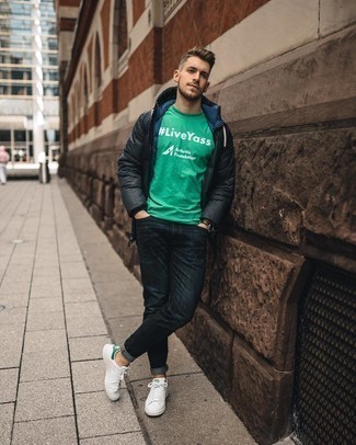 Comment porter un t-shirt vert menthe pour un style decontractés quand il fait froid