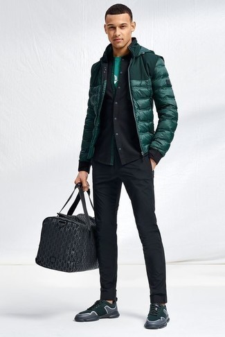 Comment porter un t-shirt vert menthe pour un style decontractés quand il fait froid