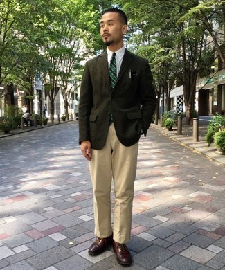 Comment porter une cravate vert menthe pour un style chic decontractés au printemps