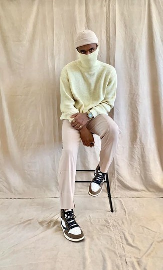 Comment porter un pull à col roulé vert menthe au printemps