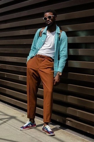 Comment porter une chemise à manches longues à rayures verticales vert menthe