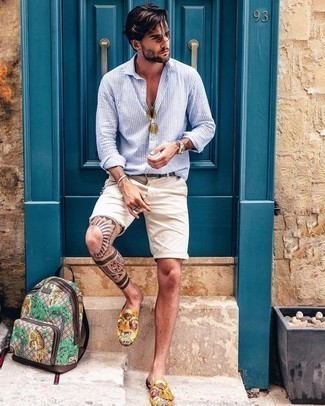 Comment porter un sac à dos multicolore pour un style chic decontractés quand il fait chaud