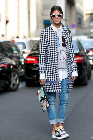 Comment porter un sac multicolore quand il fait froid