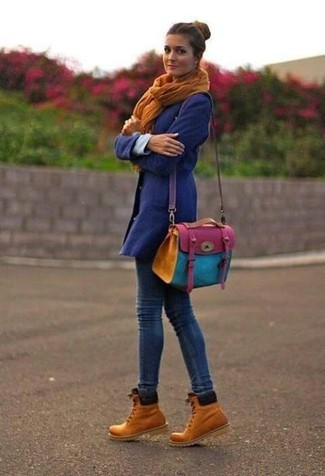 Comment porter un sac multicolore quand il fait froid