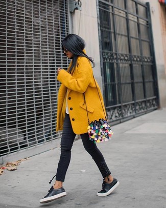 Comment porter un sac multicolore quand il fait froid