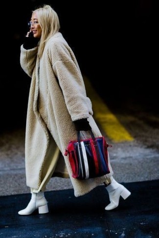 Comment porter un sac multicolore quand il fait froid