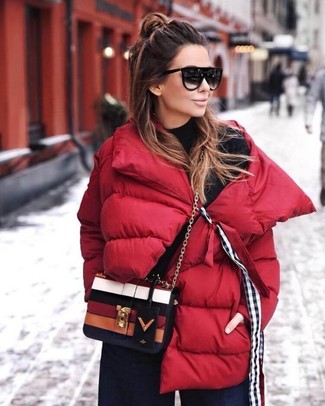 Comment porter un sac multicolore quand il fait froid