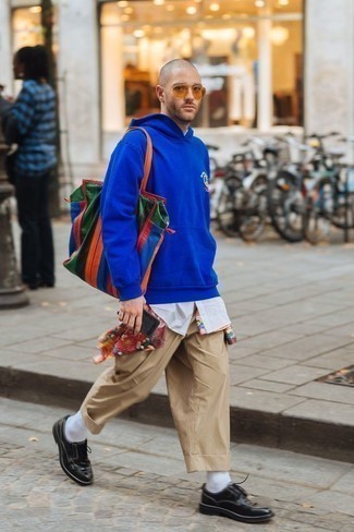 Comment porter un sac multicolore au printemps