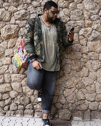 Comment porter un sac multicolore pour un style decontractés quand il fait chaud