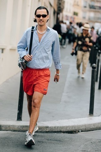 Comment porter un sac multicolore pour un style relax quand il fait chaud