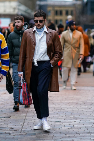 Comment porter un sac multicolore pour un style chic decontractés quand il fait frais