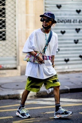Comment porter un sac multicolore pour un style relax
