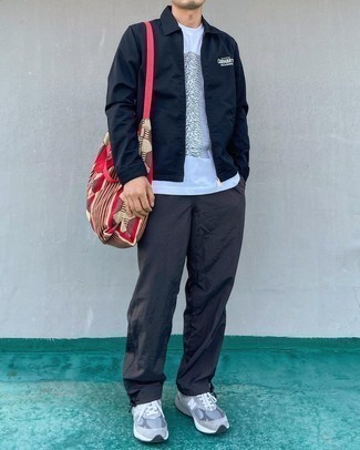 Comment porter un sac multicolore pour un style relax quand il fait chaud