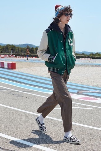 Comment porter un bonnet multicolore au printemps