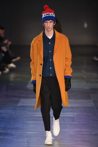 Comment porter un bonnet multicolore quand il fait froid