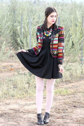 Comment porter un blazer multicolore quand il fait chaud
