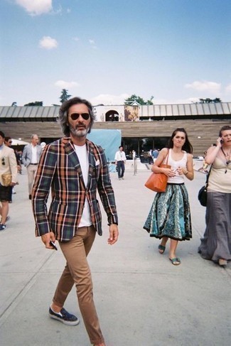 Comment porter un blazer multicolore quand il fait chaud