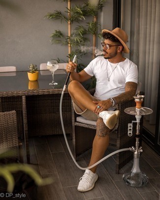 Comment porter un bracelet multicolore pour un style relax