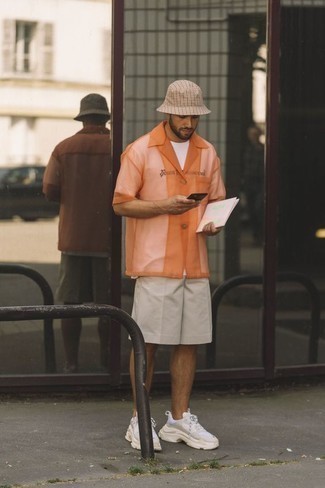 Comment porter un bob multicolore en été