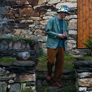 Comment porter un bob multicolore en automne