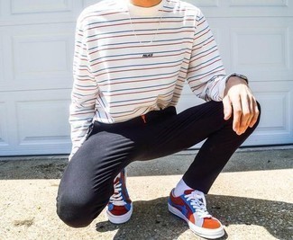 Comment porter des baskets basses en toile multicolores à 20 ans