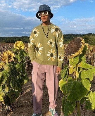 Comment porter des baskets basses en toile multicolores à 20 ans