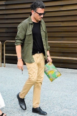 Comment porter une pochette en toile multicolore