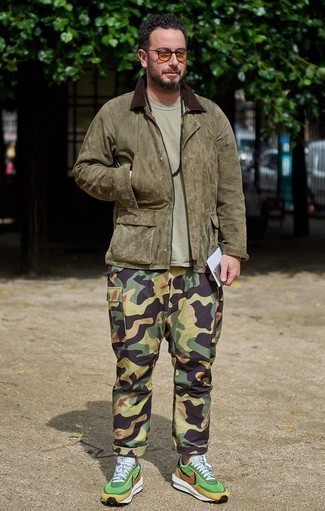 Comment porter un pantalon cargo multicolore
