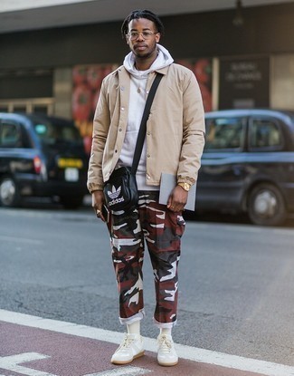 Comment porter un pantalon cargo multicolore