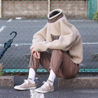 Comment porter un pantalon chino multicolore