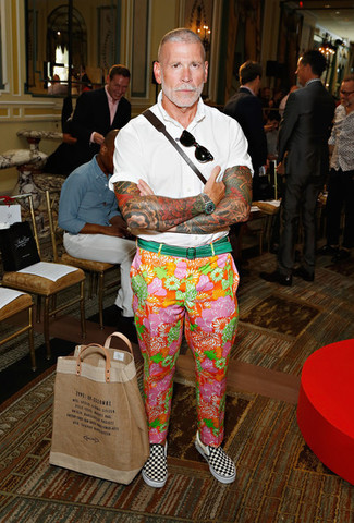 Comment porter un pantalon chino multicolore