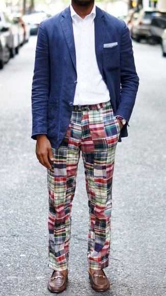 Comment porter un pantalon chino multicolore