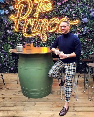Comment porter un pantalon chino multicolore