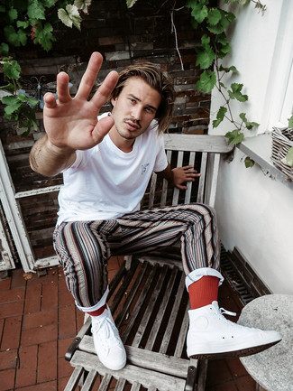 Comment porter un pantalon chino multicolore