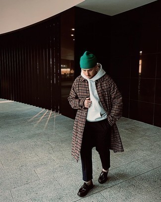 Comment porter un manteau multicolore quand il fait frais
