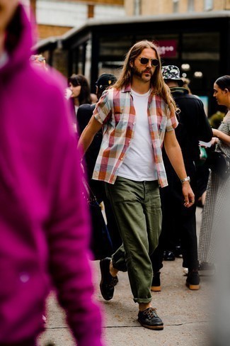 Comment porter une chemise à manches courtes en vichy multicolore