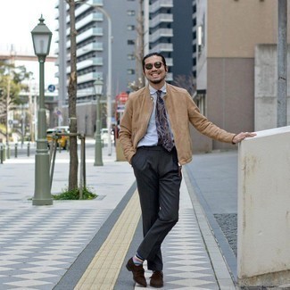 Comment porter des chaussettes à rayures horizontales multicolores au printemps