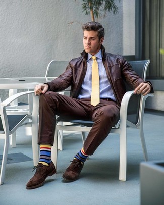 Comment porter des chaussettes à rayures horizontales multicolores