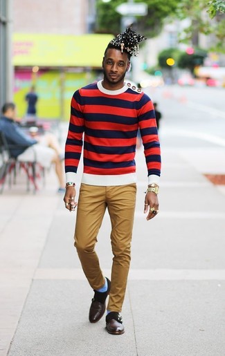 Comment porter un pull à rayures horizontales multicolore
