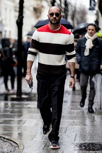 Comment porter un pull à rayures horizontales multicolore