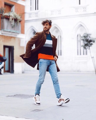 Comment porter un pull à rayures horizontales multicolore