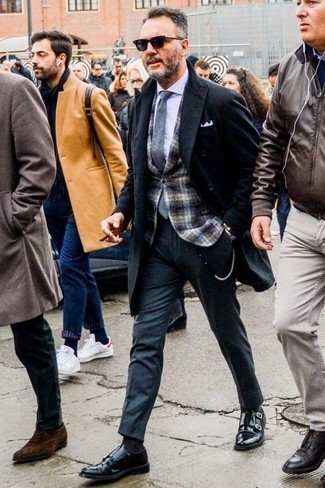 Comment porter une veste multicolore quand il fait froid